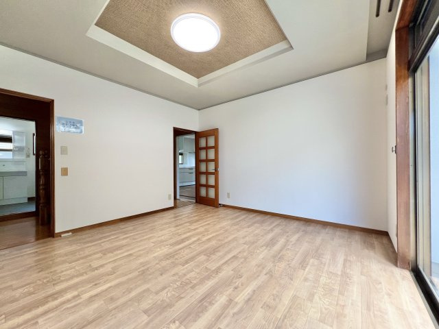 1F　約8帖のお部屋は明るく開放的な空間となっております。