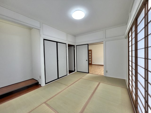1F　約6帖の和室で落ち着いた雰囲気がありお客様用のお部屋としてもお使いいただけます。