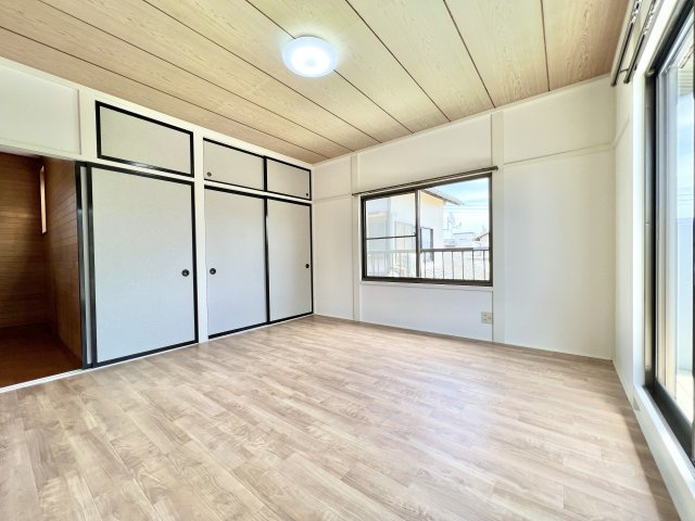 2F　2面採光のお部屋は明るく広々しており主寝室としていかがでしょうか♪