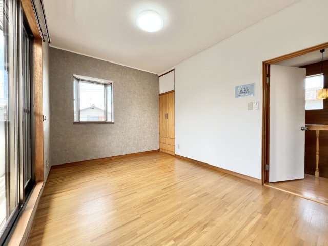 2F　こちらのお部屋もとても明るくお子様のお部屋としてお使いいただけます?