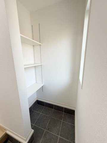 ベビーカーやアウトドア用品の収納にも便利な土間収納付き