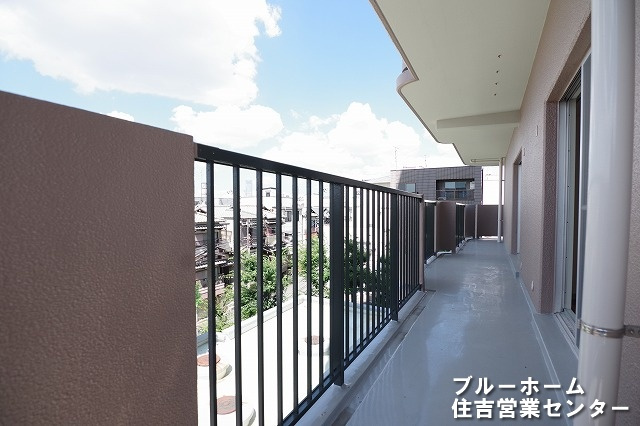ワイドかつ3面に面したバルコニーがございます！