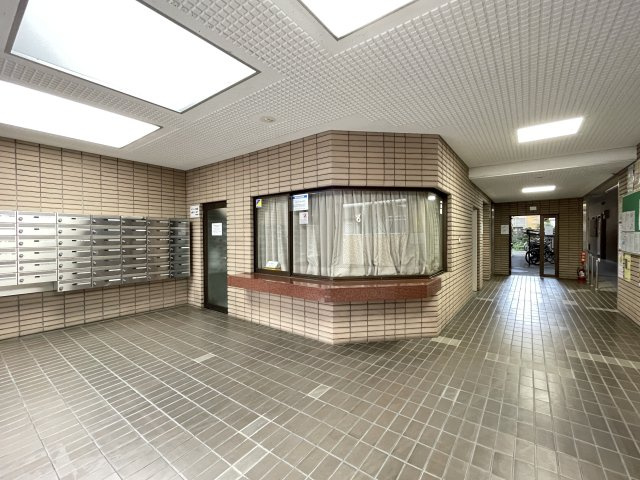 管理人室もあり、防犯面でも安心のエントランス。