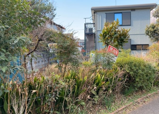土地購入を検討されている場合、境界杭がない状態で購入してしまうと境界確定測量をする必要があり、費用がかかります。購入の前に、売主、隣土地所有者立ち合いのもと境界を確定し境界杭を設置するのがベストです。