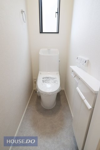 【トイレ】温水洗浄暖房便座付き。2箇所あるので、忙しい朝でも安心♪ほっと一息つけるプライベート空間は広めの設計となっております。