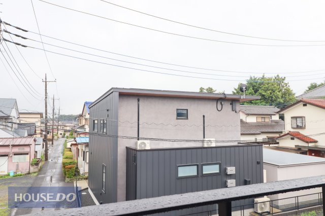 【建物からの眺望】バルコニーからの景色。十分な間隔が確保されております。