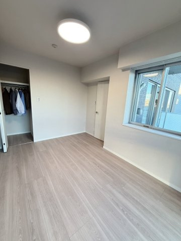 外部の音が気になりにくい、落ち着いた雰囲気の洋室。自分だけの時間を大切にでき、読書やリラックスタイムにも最適です。住まいの中で静かに過ごせる、安心感のある空間です。    　