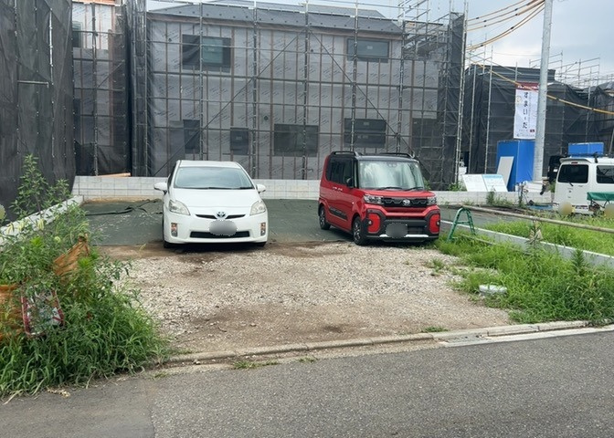 土地の面積＝住宅面積ではありません。建ぺい率の問題などで、土地のある場所によって住宅を建てられる面積は限られています。高さもしかり、「土地」という言葉の中には、建築条件も含まれると考えておきましょう。
