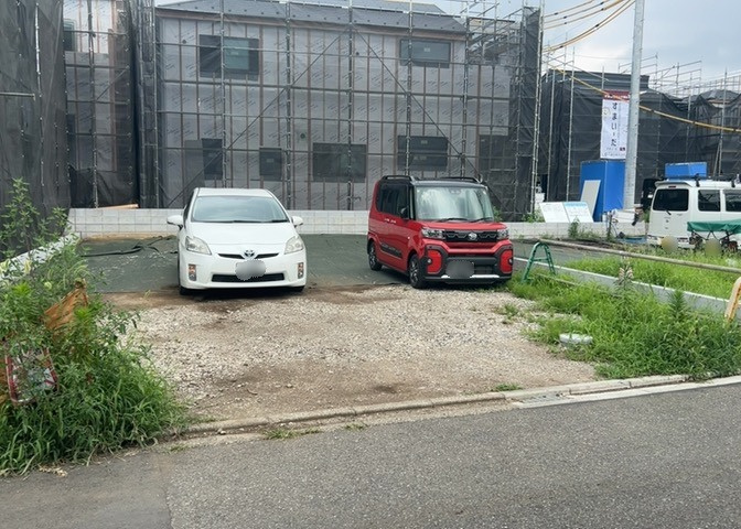 家を建てる場合、方位は要チェックです。現実的に日当たりのよい家ならばリビングは南側、建築基準法でも北側に当たる家への配慮は求められています。土地を見学に行く際は、方位磁針を持って行くようにしましょう。