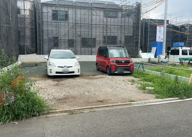 土地を買う際、住む地域の自治体や福祉の補助制度にも注目してみましょう。子供や老人の医療補助やゴミ出しのルールなど、自治体によってルールに大きな違いがあるため、暮らしやすい土地で判断するとよいでしょう。