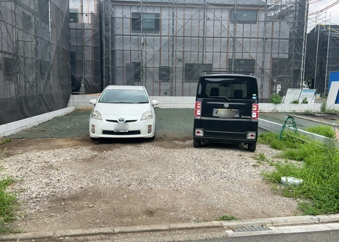 土地の前の道路に消火栓が設置されていることがあります。この場合、道路交通法第45条第1項により、駐車禁止の場所が指定されています。そのため、車庫などの駐車スペースをつくることができない場合があります。