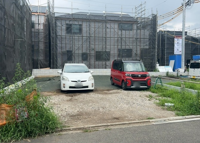 土地購入を検討されている場合、境界杭がない状態で購入してしまうと境界確定測量をする必要があり、費用がかかります。購入の前に、売主、隣土地所有者立ち合いのもと境界を確定し境界杭を設置するのがベストです。