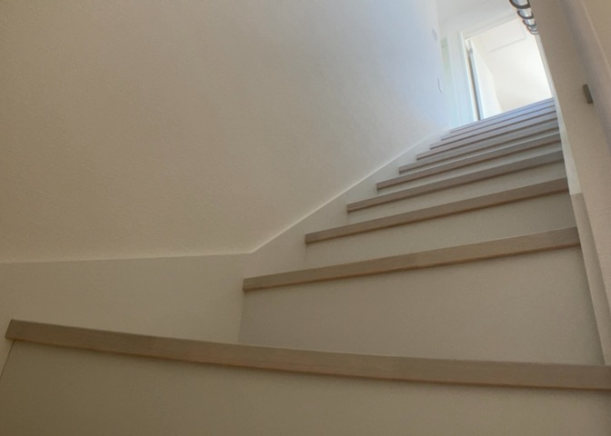 建物の上下階の通路である階段は、その位置によって動線や室内の印象が大きく左右されます。手摺にも重要な役割があり、転倒の防止・歩行や動作を円滑にして日常生活を支えることを主な目的として設置されています。