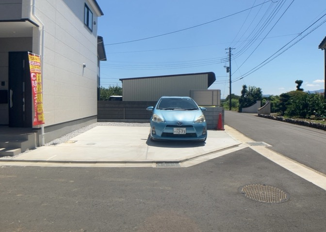 駐車場と明記されていても、最小スペースでつくられた駐車場だと大型車は駐車できなかったり、出入りしにくくなったりする可能性があります。お車のサイズと購入したい物件の駐車場のサイズを現地で確認しましょう。