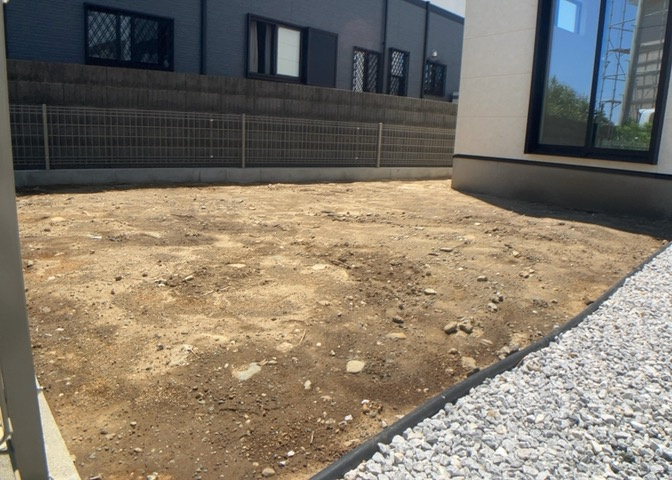 庭があることでガーデニングや家庭菜園はもちろん、こどもの遊び場やペットを放して遊ぶことができます。また、家の周囲に余裕があるということです。隣地との間があれば、十分な日当たりと、風通しが確保できます。