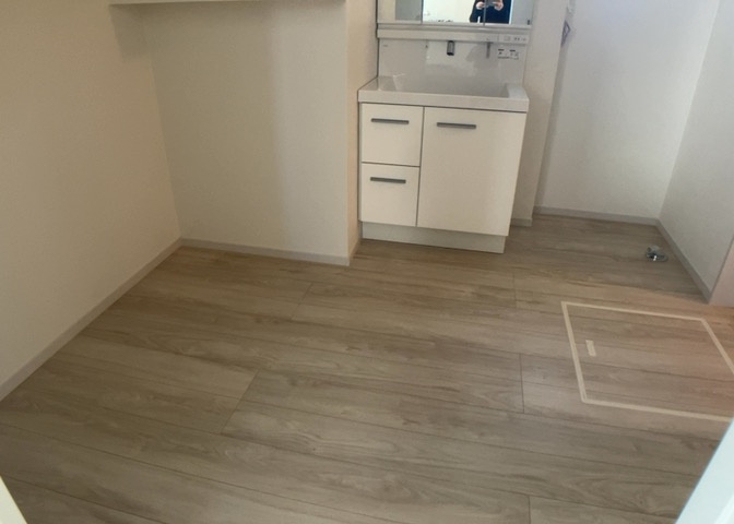 多くの戸建て住宅で見かける洗面脱衣所は、洗面台と洗濯機が2畳ほどのスペースに並べられていて、洗面所が脱衣所を兼ね備えている間取りが一般的です。お客様が利用することもある、パブリックな空間でもあります。