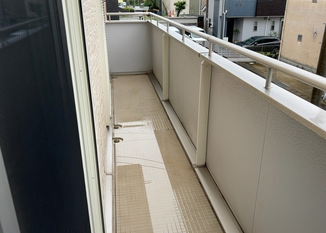 南面に配置された陽当り良好なバルコニーです。お洗濯物や布団をたっぷりと干すことができ、風通しも抜群です。2階の洋室から直接出入り可能な開放的な屋外スペースで、日常の家事を快適にサポートします。