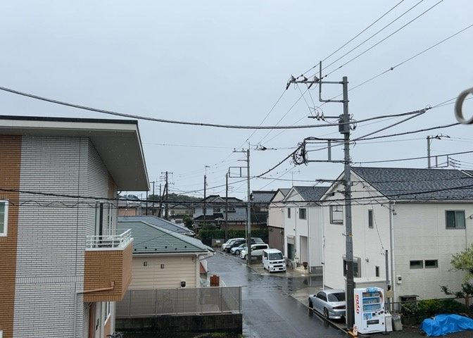 周辺は閑静な住宅街となっており、バルコニーや窓からは落ち着いた開放的な眺望が広がります。前面に高い建物がなく日当たりや風通しも良好で、家にいながら季節の移ろいや心地よい風を感じられる環境です。