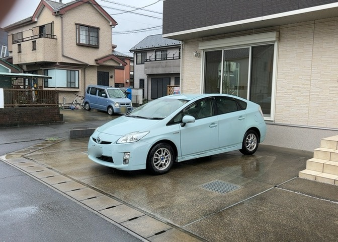 敷地内にはカースペースがあり、最大で3台の駐車が可能なスペースを確保しています。お持ちのお車だけでなく、来客用の駐車場所としても余裕を持ってご活用いただけます。前面道路も幅員4.7mでスムーズです。
