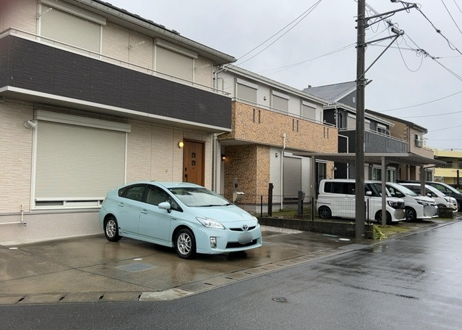 南側道路に面した角地物件となっており、日当たりと開放感に恵まれた好立地です。前面道路の幅員は4.7mの公道で、周辺の交通量も少なめなため、落ち着いた暮らしとスムーズな車の出入りが実現可能です。