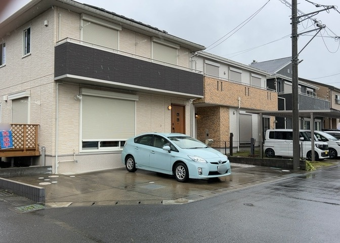 西側道路も幅員4.7mの公道に接する南・西角地の物件です。平坦地に位置しているため、徒歩や自転車での移動も大変スムーズ。交通量が少ない閑静な住宅街で、小さなお子様がいるご家庭も安心な生活環境です。