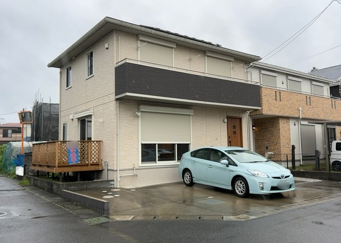 軽量鉄骨造ならではの頑丈な構造が魅力の2階建て中古一戸建てです。2016年7月築と築年数も新しく、外観も美しく保たれています。愛川町中津エリアに位置し、中津小学校まで徒歩11分と子育てにも最適です。