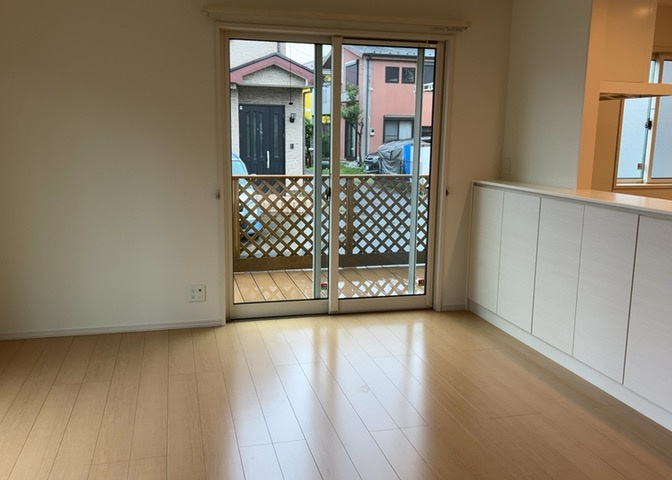 リビングと一体感のあるダイニングは、全居室フローリングのため掃除がしやすく清潔に保てます。南向きの窓から差し込む陽光が食卓を明るく彩り、ご家族での食事時間がより一層楽しくなる温かな設計です。