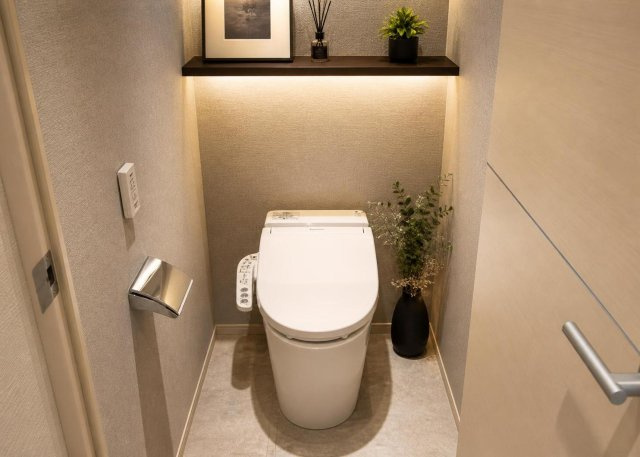 朝の忙しい時間帯にも安心な、館内2ヶ所に配置された便利なトイレです。清潔感のある内装リフォームが施されており、毎日のお手入れもスムーズに行えます。いつでも快適にご利用いただける温かな空間です。