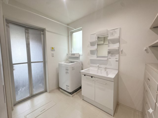 【B区画】三面鏡や収納棚も完備しています♪