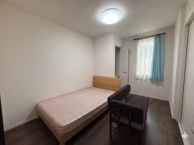 【B区画】5.5帖の洋室です！収納もあります♪