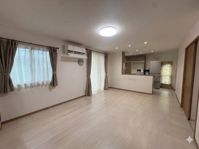 【A区画】白を基調としたリビングでとても明るいです(^^♪