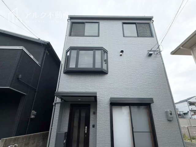 軽量鉄骨造スレート葺3階建