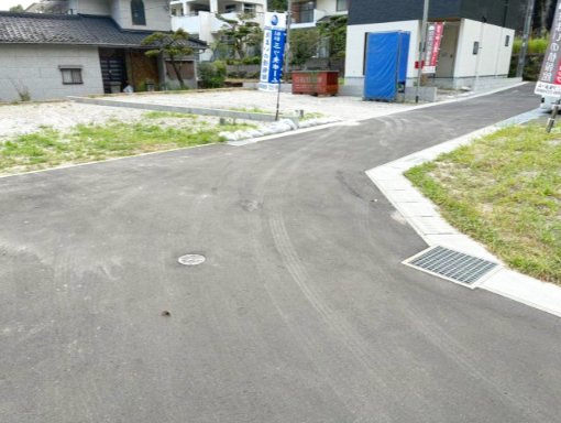 前面道路含む現地写真です