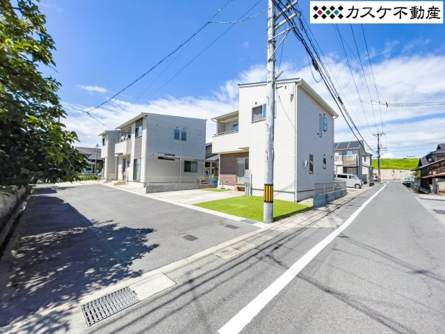 東側4ｍ幅の道路に12ｍと広く接しており、お車の出し入れが非常にスムーズな整形地です。視界が開けているため歩行者の確認もしやすく、運転に自信がない方でも毎日の通勤や送迎をストレスなく行えるのが魅力です