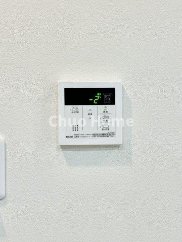 【給湯リモコン】外での一日を忘れさせてくれるオートバス機能でお好みの湯量・温度に調整された浴槽。