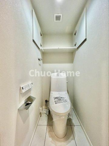 【トイレ】　収納スペースをしっかりと確保した温水洗浄便座機能付きトイレ。温水洗浄便座は清潔にお使いいただくための大切なアイテムです。