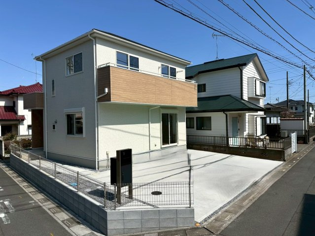 物件は、南西の角地で陽当たりはバツグンです！インターホン・ポスト・宅配BOXも付いています！