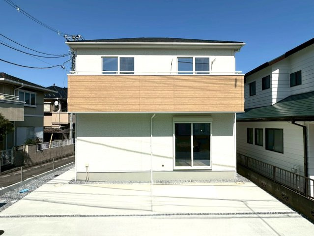 建物の南側はカースペース。3台駐車可能です！お友達や親戚が遊びに来ても駐車スペースが確保できます！