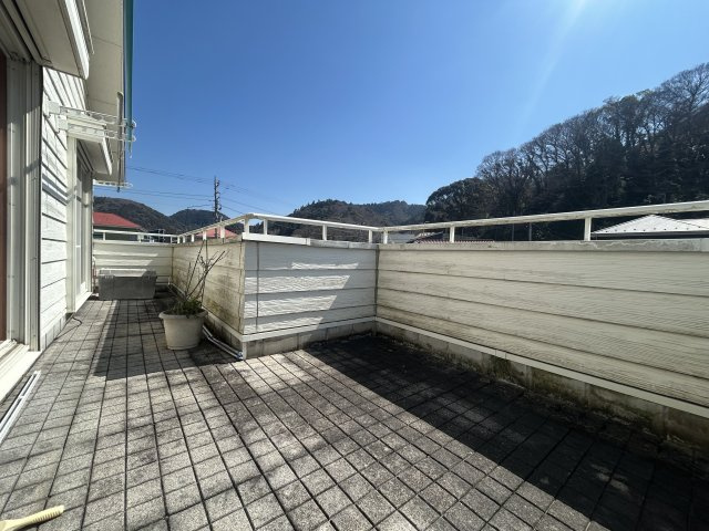 LDKから続くバルコニー、南向きの為暖かく、洗濯物も乾きやすいです。