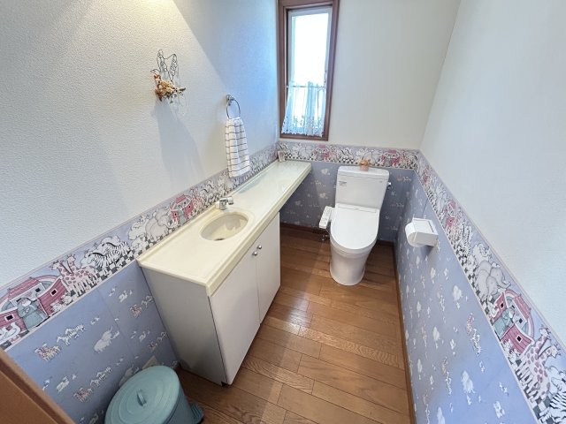 2Fトイレになります。手洗い場も広く確保しており使い勝手も良好です。