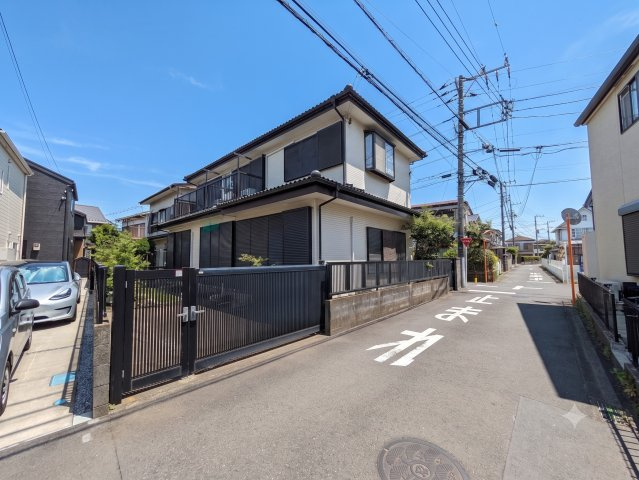 南側が隣地の通路となっているため、陽が入りやすくなっています。