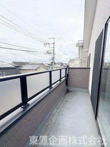 暖かな日差しのふりそそぐバルコニー