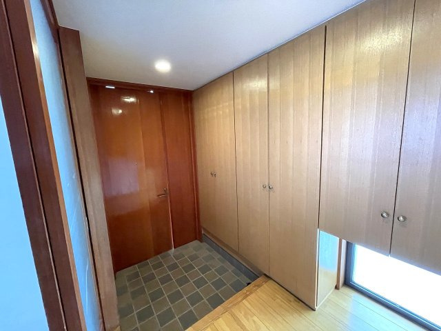 暗くなりがちな玄関に地窓を設置で明るい室内空間を演出♪