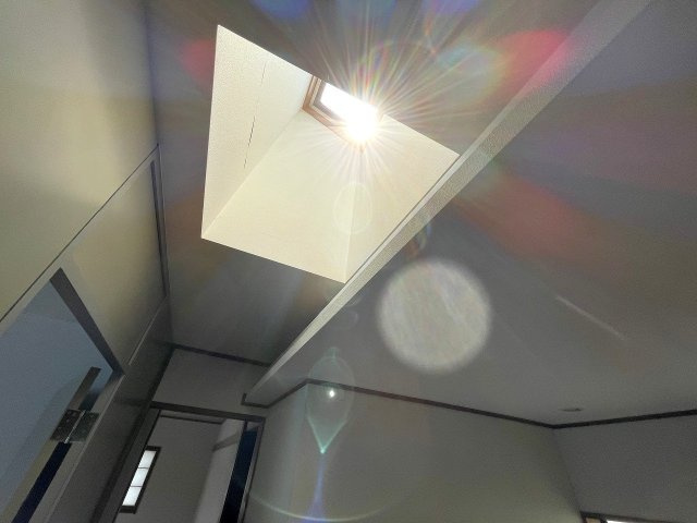 2階廊下部分に天窓が設置されており明るいです！