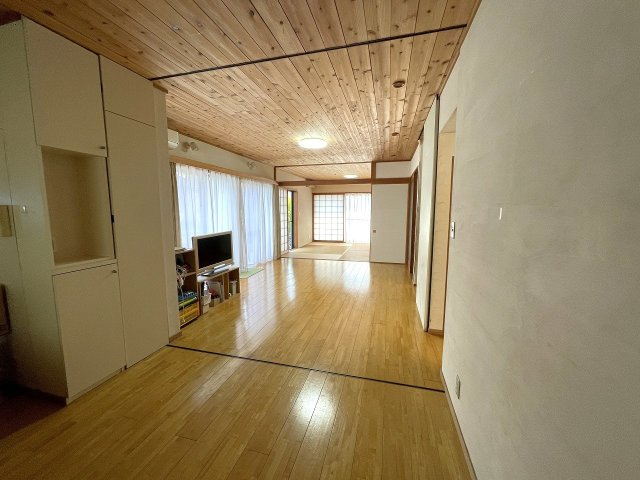 約6帖の和室の扉を開けるとLD併せて約22帖の広々空間♪