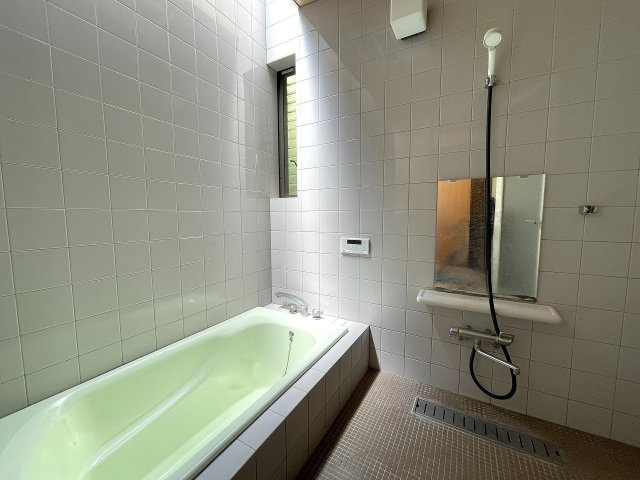天窓からの自然光で露天風呂のような雰囲気が漂います！