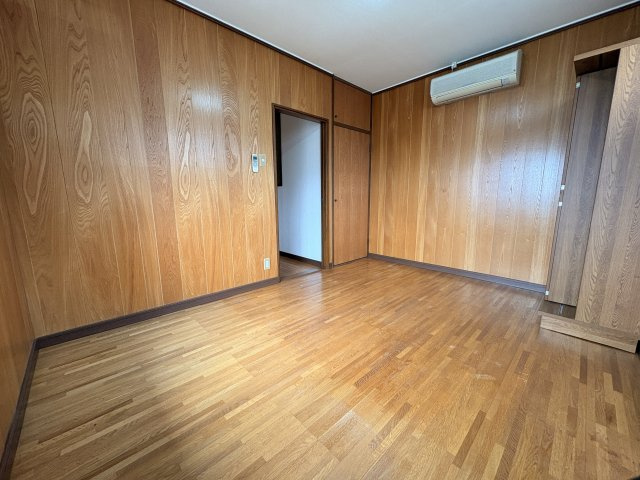 木目の温かみを感じる内装が印象的な洋室です。広さにゆとりがあり、ベッドやデスクなどの家具配置もしやすい整形空間です。壁面が多いため収納家具も設置しやすく、主寝室としても使いやすいお部屋です。