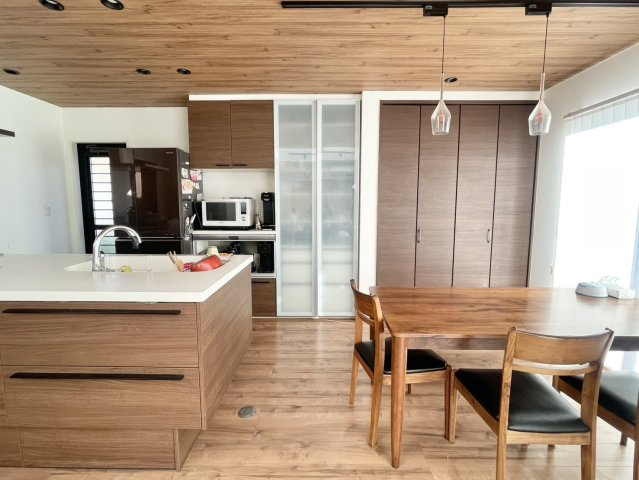 家族が心地よく過ごせる空間。広々としたフラット対面キッチンは作業がしやすく、配膳や片付けもスムーズ。背面収納やパントリーも充実しており、家電類をすっきりまとめられる点も魅力です。家事動線が整ってます！