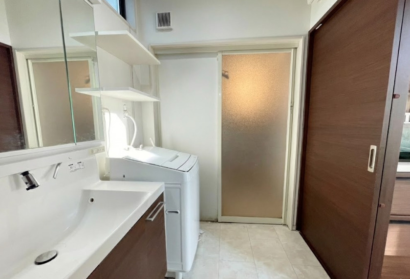 収納棚と大きなミラー付き洗面台が使いやすい洗面脱衣所。動きやすい広さがあり、朝の支度や家事もスムーズに行えます。洗濯機の横に棚があるためタオルや洗剤をまとめて置け、生活動線が整う点が魅力。