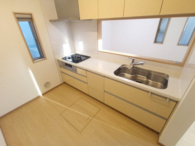 お手入れのしやすいシステムキッチンです